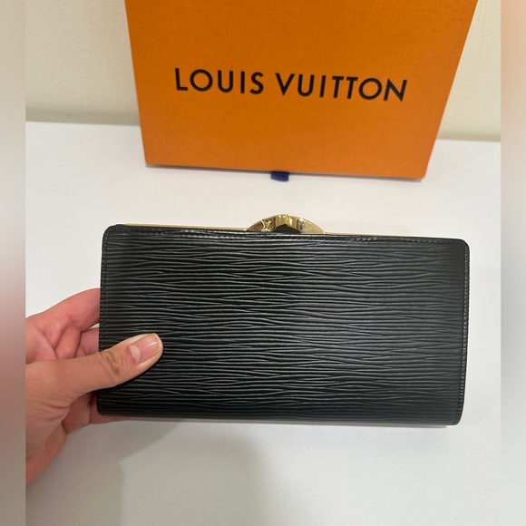 Louis Vuitton Epi Long Viennois Continental in Pristine Condition - Picture 4 of 8